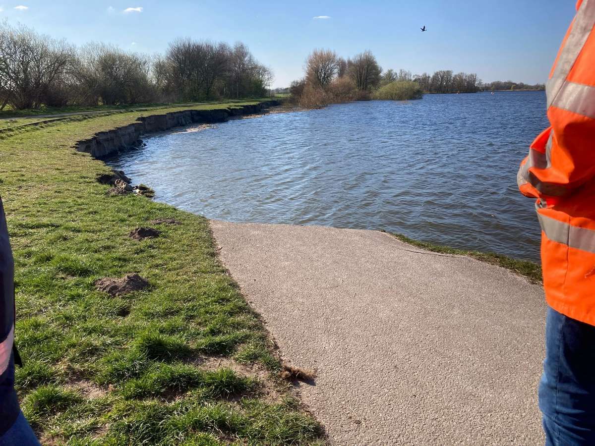 Tijdelijke nooddijk geplaatst in Valkenburg