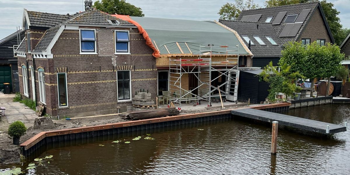 Nieuwe beschoeiing en steiger gerealiseerd